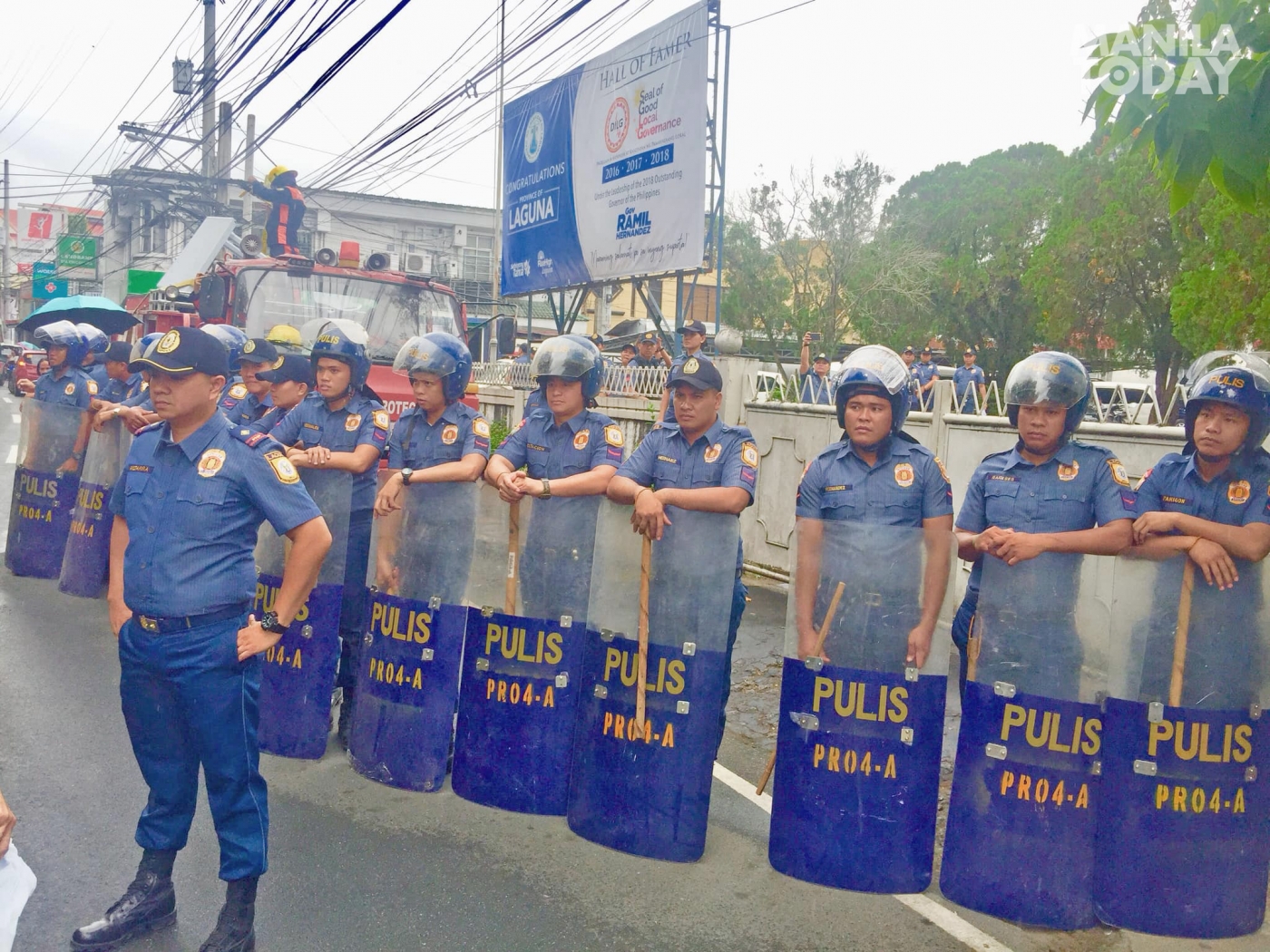 1030 sta cruz 03 copy Police keep protesters at bay. Photo by Kathy Yamzon.