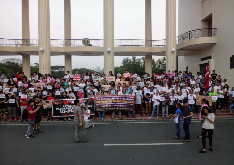Jeepney Phaseout | Paano maaapektuhan ang mga komyuter sa PUV modernization program? Jeepney Phaseout | Paano maaapektuhan ang mga komyuter sa PUV modernization program?