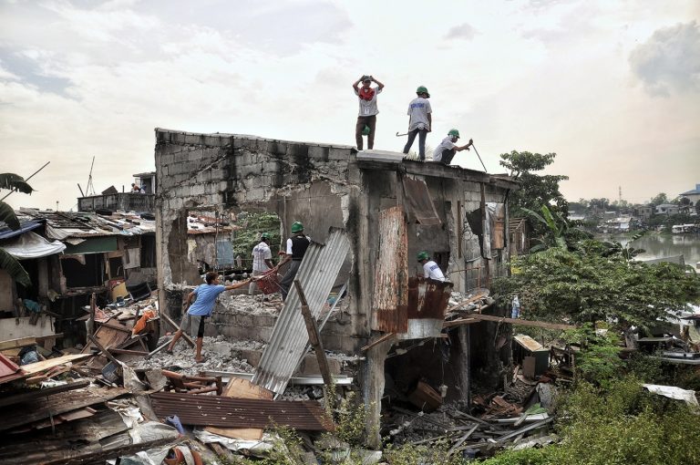 Mga biktima Floodway demolition, nagsampa ng kaso sa gobyerno sa Joint Monitoring Committee Mga biktima Floodway demolition, nagsampa ng kaso sa gobyerno sa Joint Monitoring Committee