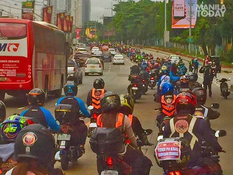 Angkas bikers, motorcycle riders show force vs. SC TRO, ‘doble-plaka’ scheme Angkas bikers, motorcycle riders show force vs. SC TRO, ‘doble-plaka’ scheme