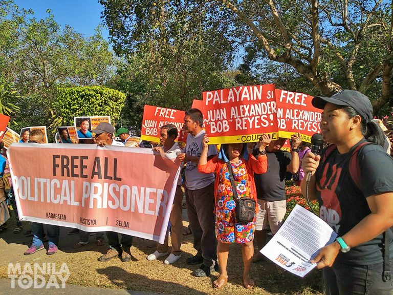 Rights groups picket at detained unionist’s hearing Rights groups picket at detained unionist’s hearing