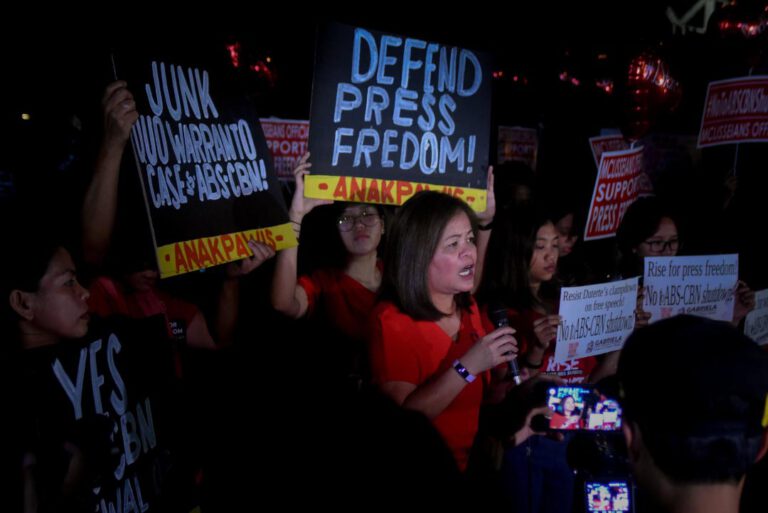 Veteran journalists urge the public to defend press freedom, democratic rights